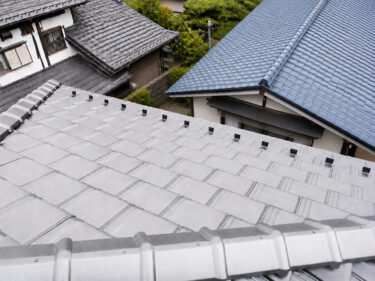 【蓮田市】屋根葺き替え工事｜漆喰の剥がれと瓦の浮きを防災陶器瓦で改善
