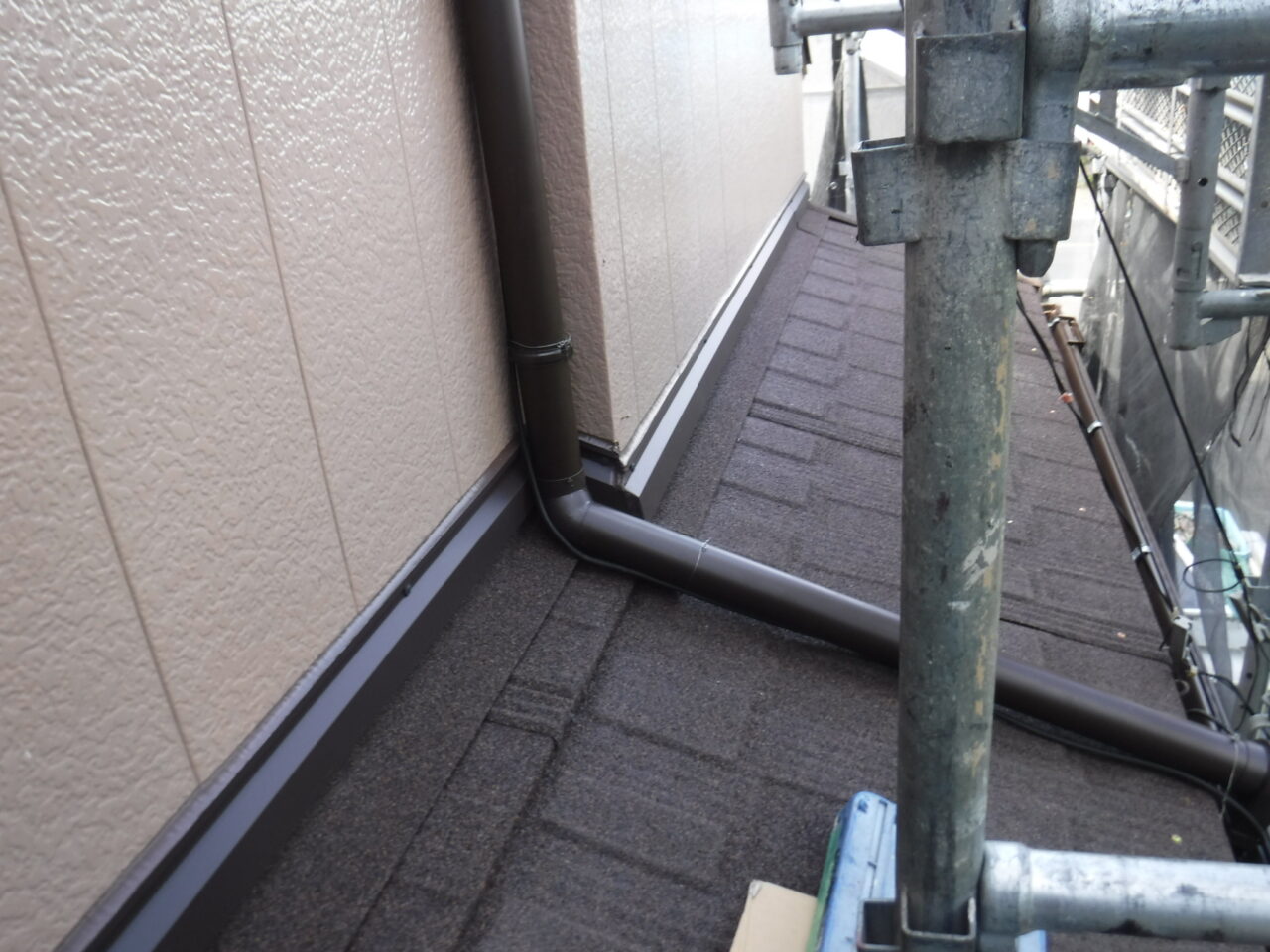 1階・2階の北面に這い樋・呼び樋を新設し、屋根全体の排水経路を整備。樋工事まで一貫して行いました。