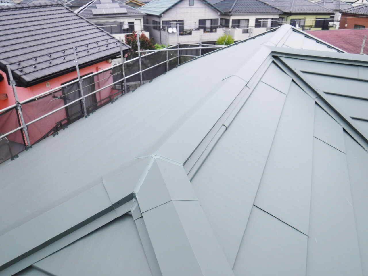 太陽光パネルが設置された南面・西面も軽量な金属屋根材でカバー。建物への負担を抑えながら、パネル周辺の雨仕舞いも丁寧に処理しています。