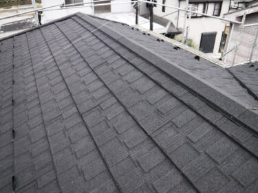 【さいたま市岩槻区】屋根カバー工事｜T・ルーフ モダンN チャコールでスレート屋根の砂状化・ひび割れ・反りを改善