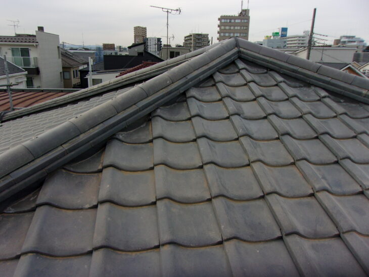【さいたま市見沼区】陶器瓦の隅棟取り直し工事｜沈下・瓦の浮きが見られた隅棟を軽量化し、地震に備えて補強