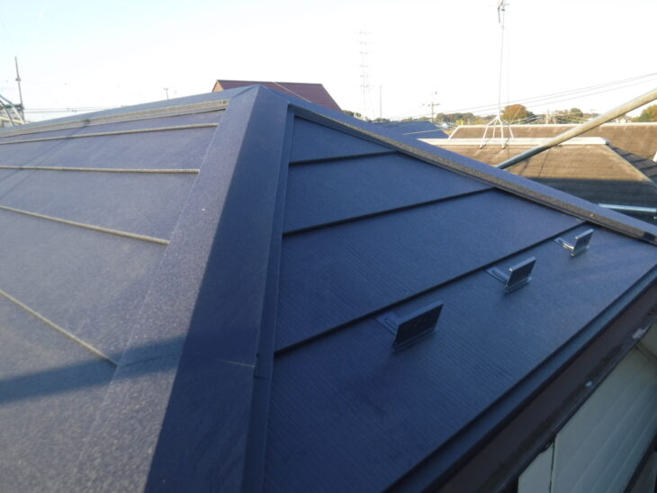 【さいたま市岩槻区】屋根カバー工法｜割れ・変形、棟板金の浮きが見られたスレート屋根をスーパーガルテクトで改修