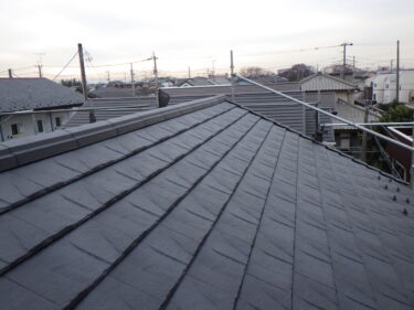 【さいたま市見沼区】屋根葺き替え工事｜割れ・脱落が広がったスレート屋根をROOGA鉄平で改善